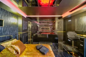 The Golden Room – Luxury Suite with Jacuzzi - Image 3