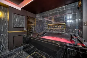The Golden Room – Luxury Suite with Jacuzzi - Image 5