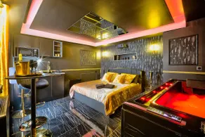 The Golden Room – Luxury Suite with Jacuzzi - Image 2