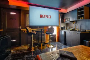 The Golden Room – Luxury Suite with Jacuzzi - Image 4