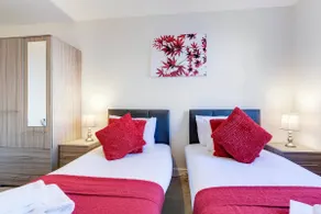 Alder House Serviced Apartment Maidenhead by 360stays - Image 4