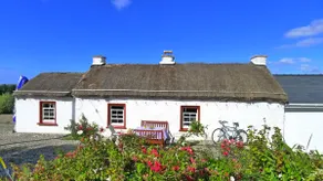 Thatched cottage with sea views - Image 2