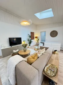 Charming 2-Story City Town House - Image 2
