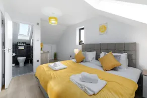 Spacious 4 Bed Hse -01 w/ Parking in Farnham Royal - Image 3