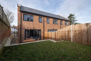 Spacious 4 Bed Hse -01 w/ Parking in Farnham Royal - Image 5