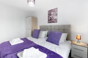 Spacious 4 Bed Hse -01 w/ Parking in Farnham Royal - Image 4