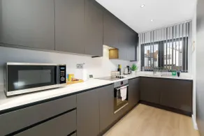 Spacious 4 Bed Hse -01 w/ Parking in Farnham Royal - Image 2