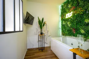 Private Spa & Sensory Shower | Wifi - Image 4