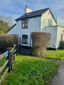 Eclectic Lock Keeper's Cottage - Anton's Gowt - Image 4