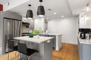 Exposed Beams, Modern Vintage War Streets Charmer! - Image 3
