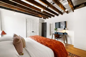 Exposed Beams, Modern Vintage War Streets Charmer! - Image 2