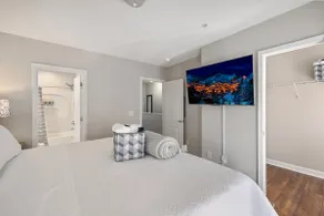 Clean & Comfortable 2BR Stay | King Bed | Sleeps 5 - Image 2