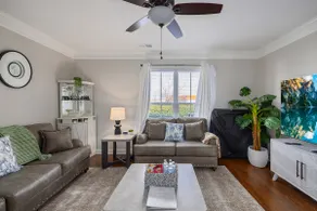 Clean & Comfortable 2BR Stay | King Bed | Sleeps 5 - Image 4