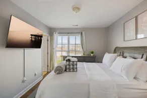 Clean & Comfortable 2BR Stay | King Bed | Sleeps 5 - Image 3