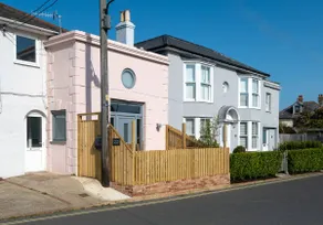 Award-Winning Cottage 5 Min Walk to the Beach - Image 3