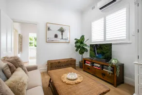 Charming Retreat in Exclusive Glebe Estate - Image 2