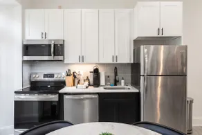 Sosuite | Juliet Balcony 1BR Apt w W/D, Desk - Image 3