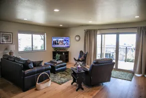 Dillashaw's Rustic Oak House - Image 5