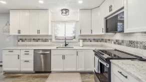 Lake Shore Luxury 4 bed | 2 bath - Image 4