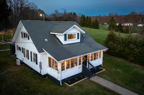 Farmhouse Retreat-HOT TUB / EV! *8 min from NRG!* - Image 2
