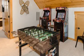 Luxurious 3BR/2BA Eagle Crest Chalet on Golf Course w/ Private Hot Tub & Garage - Image 2