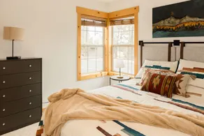 Luxurious 3BR/2BA Eagle Crest Chalet on Golf Course w/ Private Hot Tub & Garage - Image 4