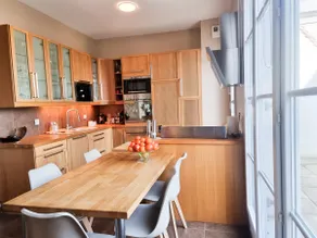 Luxury 3-bedroom apartment in the city center - Image 2