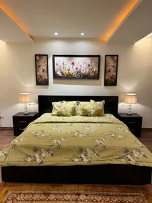 Mall Road Luxury 2BHK w/ Balcony & WiFi - Image 4