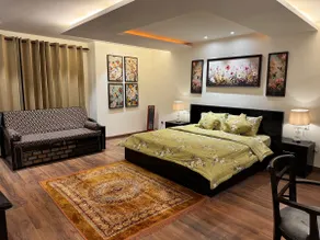 Mall Road Luxury 2BHK w/ Balcony & WiFi - Image 3