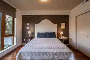 Cozy condo close to lake & town - Image 4