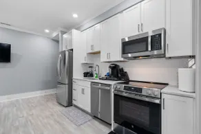 NewLuxCondo 2bed+Laundry+Parking - Image 3