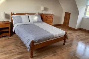 22 The Paddocks | Cozy Town Stay - Image 3