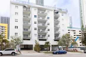 New 2 bedrooms 2 baths apt with one free Parking. - Image 4