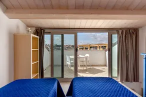Direct beach access - Image 3