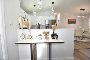 3bdrm Newly Renovated Upper Suite - Image 4