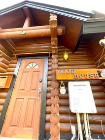 Enjoy a log house where you can feel the great outdoors. - Image 2