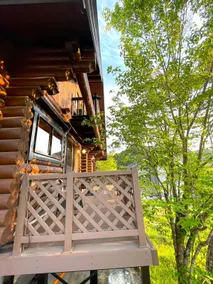 Enjoy a log house where you can feel the great outdoors. - Image 3