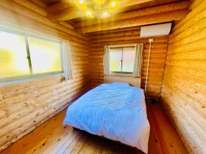 Enjoy a log house where you can feel the great outdoors. - Image 5