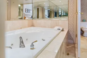 Resort Style w/ Balcony, Hot Tub and Full Kitchen - Image 5