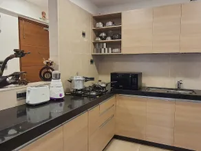 Charming 1BHK 5 mins to BKC + Parking + TV + Wi-Fi - Image 4