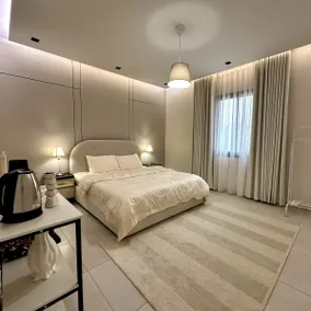 Modern Apartment Near Airport Smart TV Self entry. - Image 4