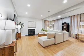 Spacious Designer Oasis: Game Room - Yard - Garage - Image 2