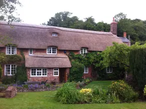 Quaint Grade II thatched cottage - Image 2