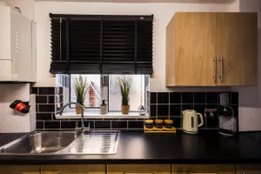 Spacious 4 Bed with Free Parking - Image 4