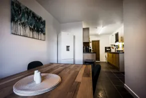 Spacious 4 Bed with Free Parking - Image 3