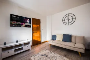 Spacious 4 Bed with Free Parking - Image 5