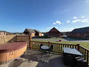 Eden Lodge-Tranquil-Hot Tub-Fishing-7m to Beach - Image 3