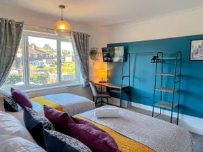 Colley 4 Bedrooms Cozy Home 6 Beds Large Driveway Parking Suitable For Longer Stay - Image 4