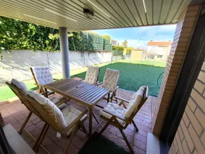Single-family home with garden, pool, tennis and paddle tennis - Image 2