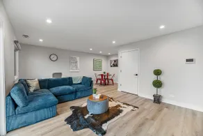 Lux Apartment, 2 bed/2 bath, Parking, Brand NEW - Image 2